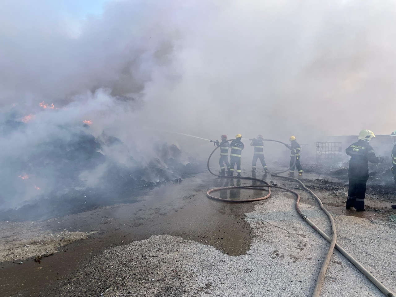 Sumqayıtda zavodda yanğın olub - YENİLƏNİB (FOTOLAR)